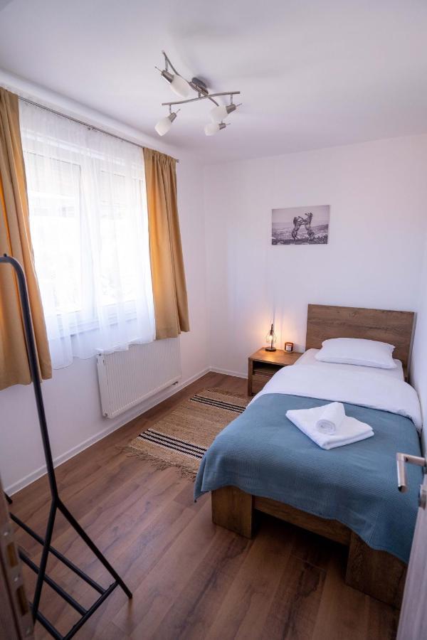 Apartman Niko Ливно Екстериор снимка