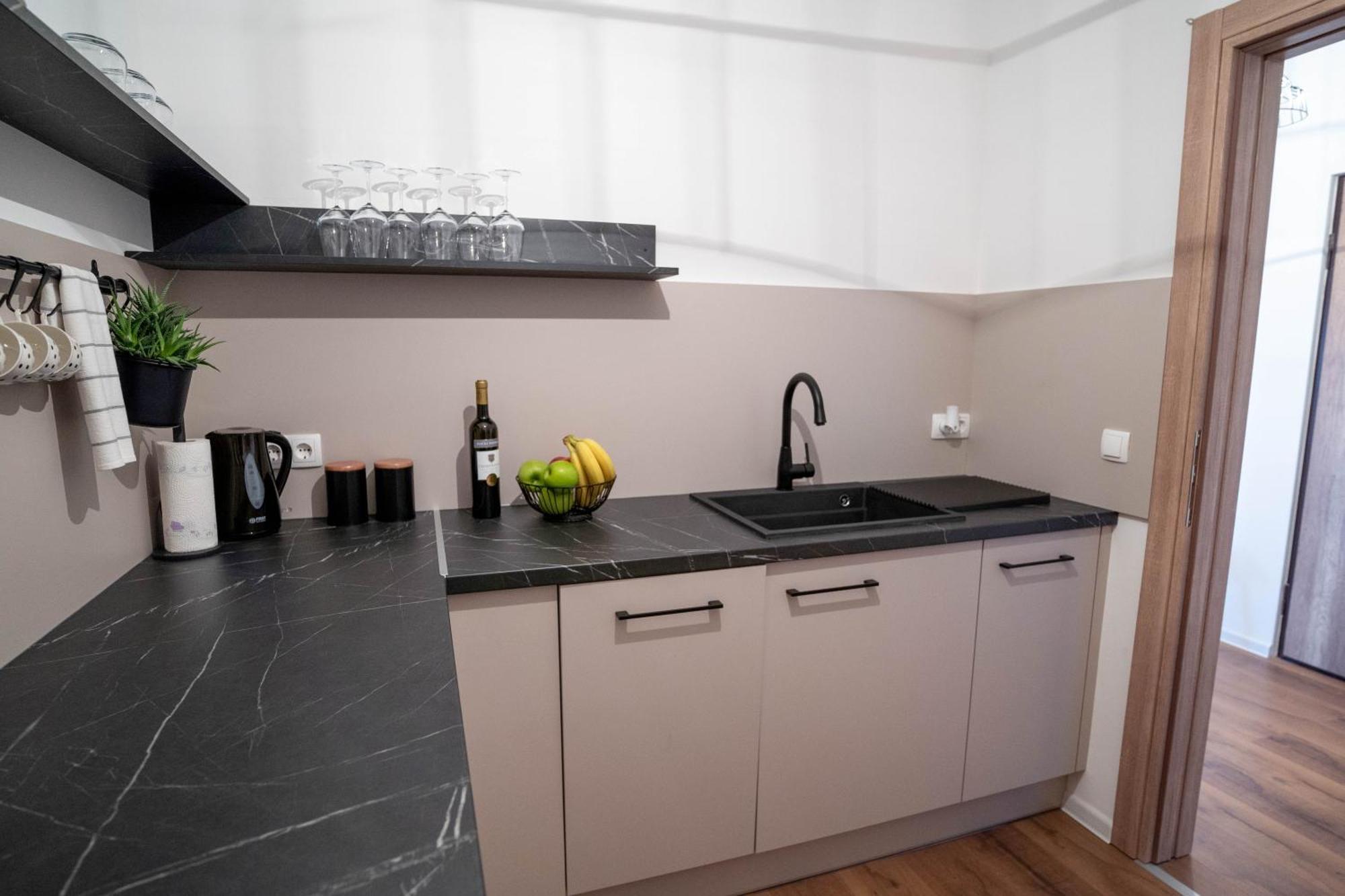 Apartman Niko Ливно Екстериор снимка